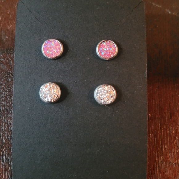 Set of 2 sprakly arcylic crystal earrings. Stainless steel, hypoallergenic. New - Picture 3 of 5